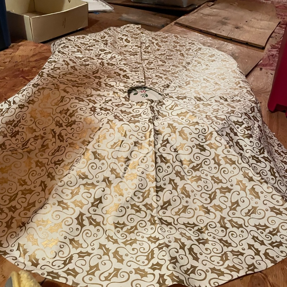 Gold and white tree skirt with hook and eye closures